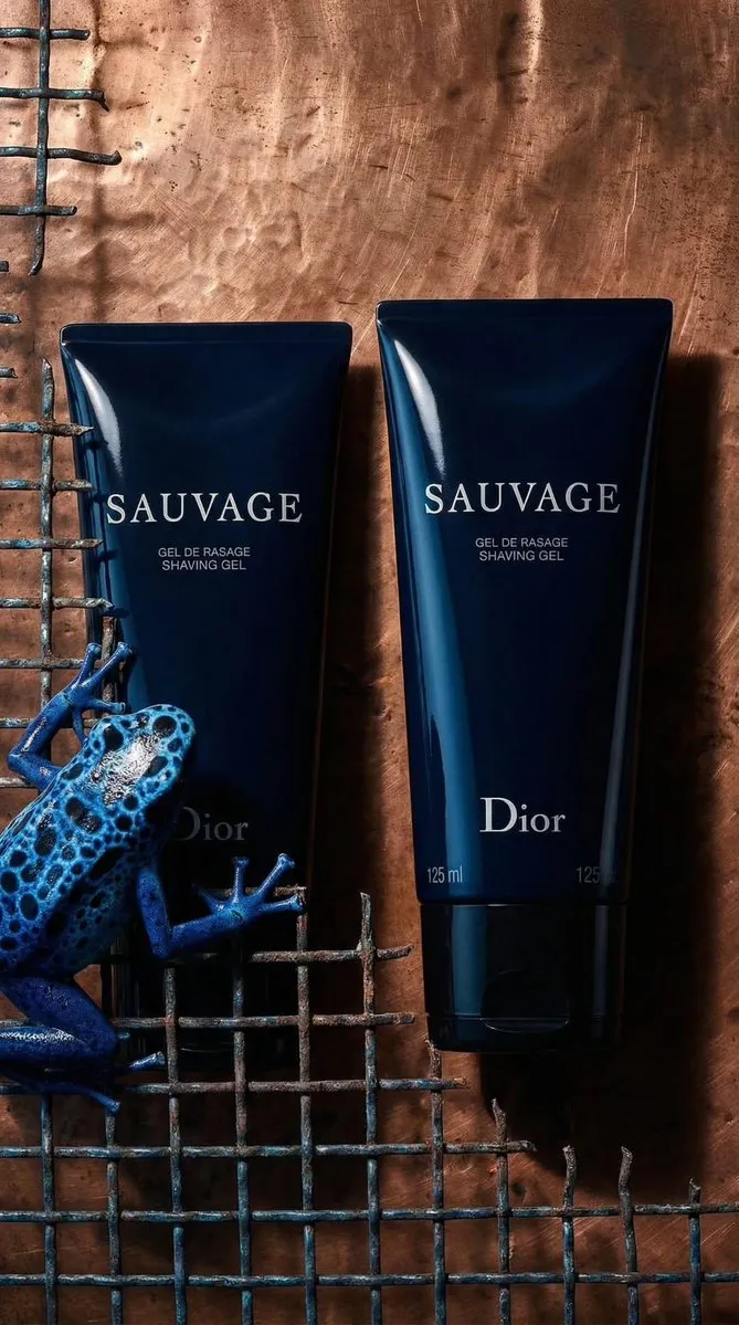 Промпт для фотографии геля для бритья Dior Sauvage на медном фоне. · пример 1