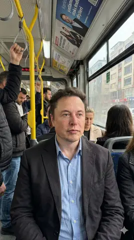 Промпт для документального портрета мужчины в переполненном турецком автобусе ранним утром.