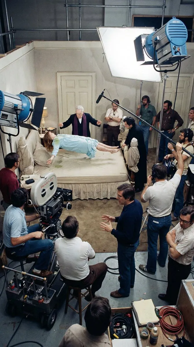 Короткий промпт просит создать закулисный кадр по сцене из The Exorcist. · пример 3