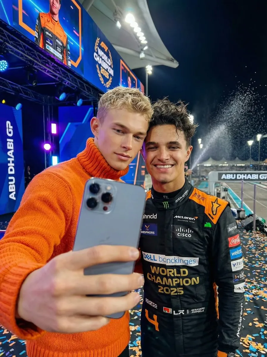 Сверхреалистичное селфи пользователя с чемпионом F1 2025 года · пример 3