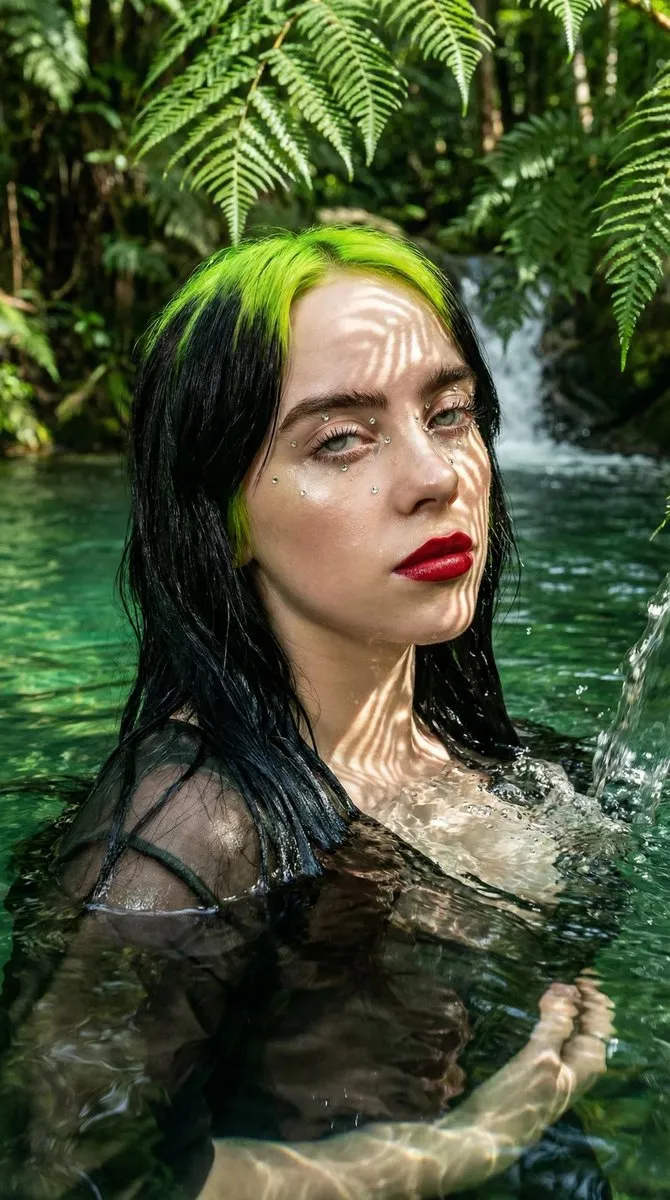 Пример промпта для редакционного портрета Sydney Sweeney в изумрудном водоёме тропического леса. · пример 2