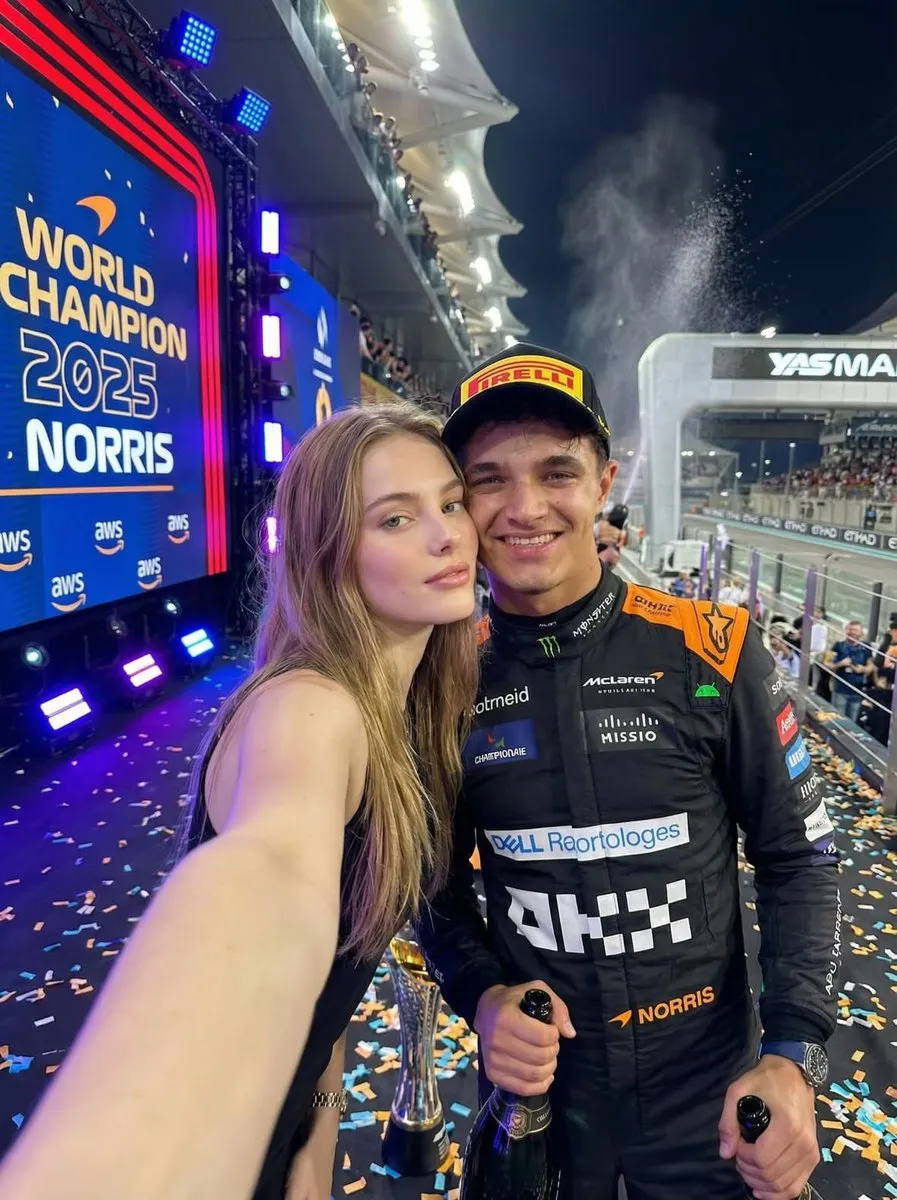 Сверхреалистичное селфи пользователя с чемпионом F1 2025 года · пример 4