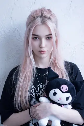 Текстовый JSON-промпт для портрета девушки с плюшевой Kuromi.