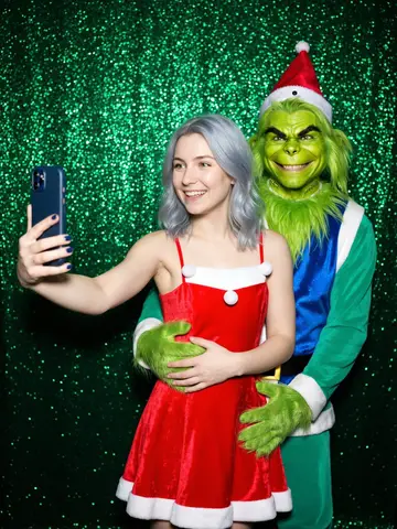 Промпт для праздничного селфи молодой женщины и Гринча в фотобудке.