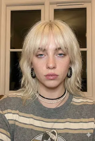 Пример JSON-промпта для фотореалистичного ночного селфи в блонд-эстетике Billie Eilish.