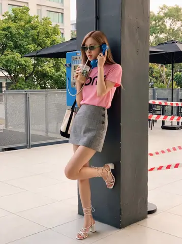 Айдол Rosé держит синюю трубку таксофона и пьёт кофе со льдом.