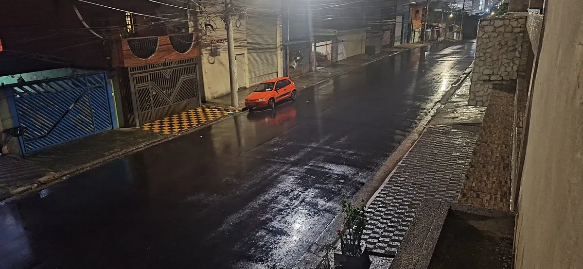Промпт для добавления Delorean из Back to the Future в существующую сцену. · пример 1