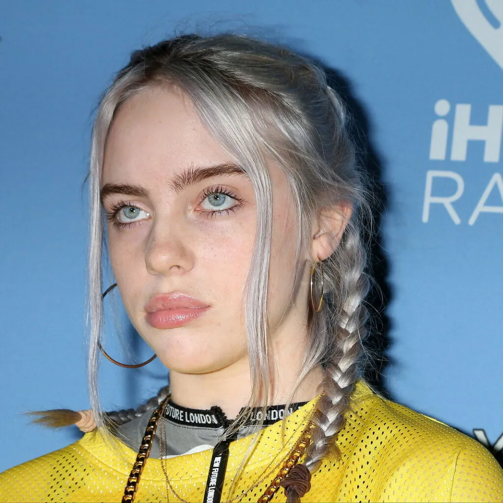 Пример промпта для портрета Billie Eilish в ярком уличном образе. · пример 2