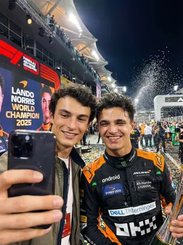 Сверхреалистичное селфи пользователя с чемпионом F1 2025 года
