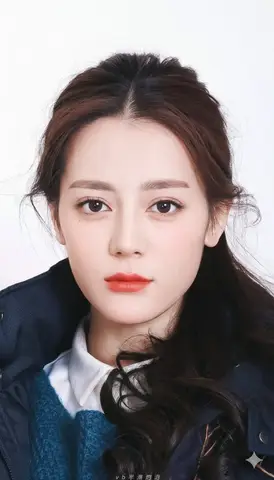 Портрет Dilireba Dilmurat крупным планом на белом фоне.