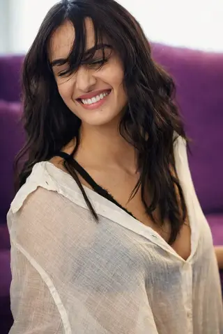 Пример промпта для портрета Shraddha Kapoor в полупрозрачной рубашке.