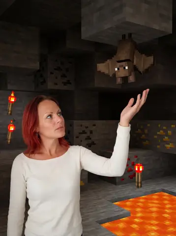 Человек стоит в светящейся пещере Minecraft с поднятой рукой.