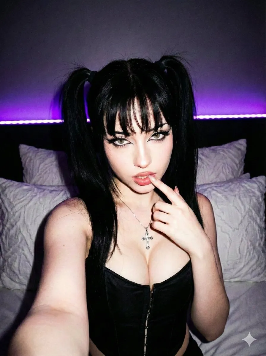 Промпт для селфи e-girl в спальне с фиолетовой подсветкой и чёрным корсетным топом.