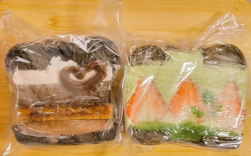 Короткая подпись о покупках и предвкушении еды, дополненная эмодзи и каомодзи. · пример 3