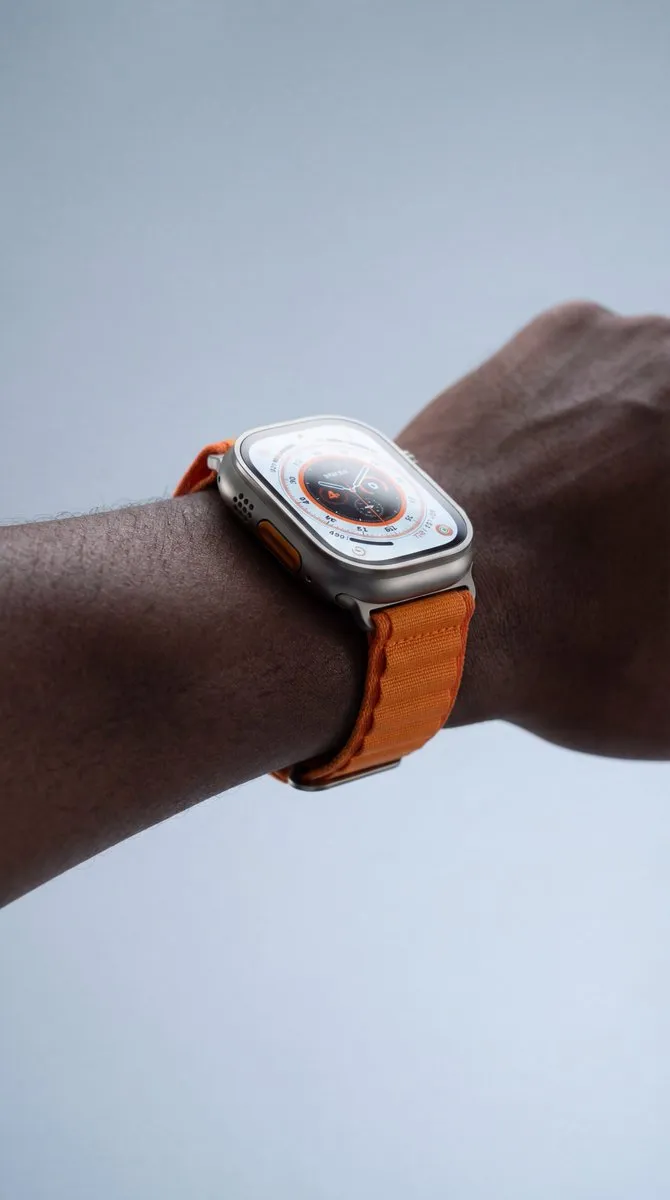 Текстовый промпт для двух студийных предметных снимков Apple Watch и iPhone 17. · пример 2