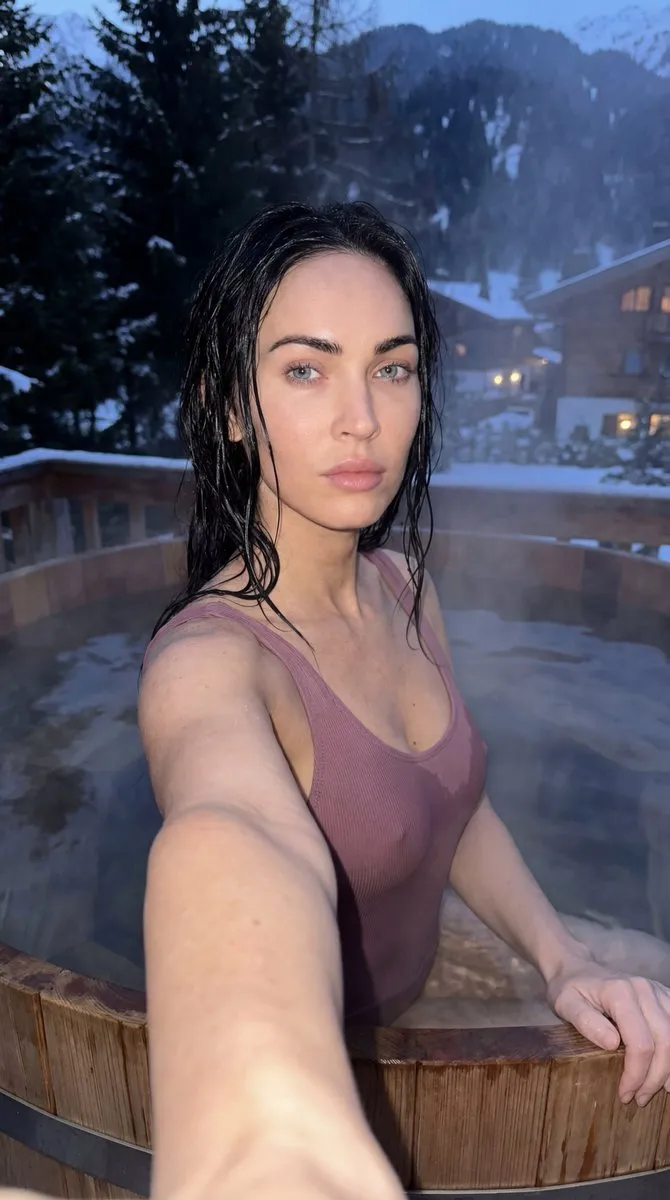 Megan Fox в купальнике сидит в круглой деревянной купели. · пример 3