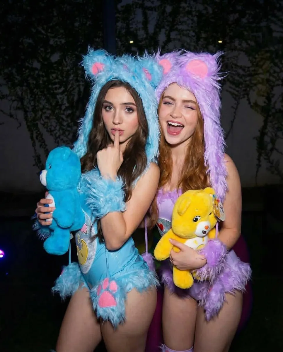 Пример промпта для двух портретов в костюмах, вдохновлённых Care Bears · пример 2