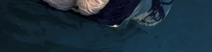 Промпт для крупного селфи в воде с естественными отражениями солнца. · пример 7