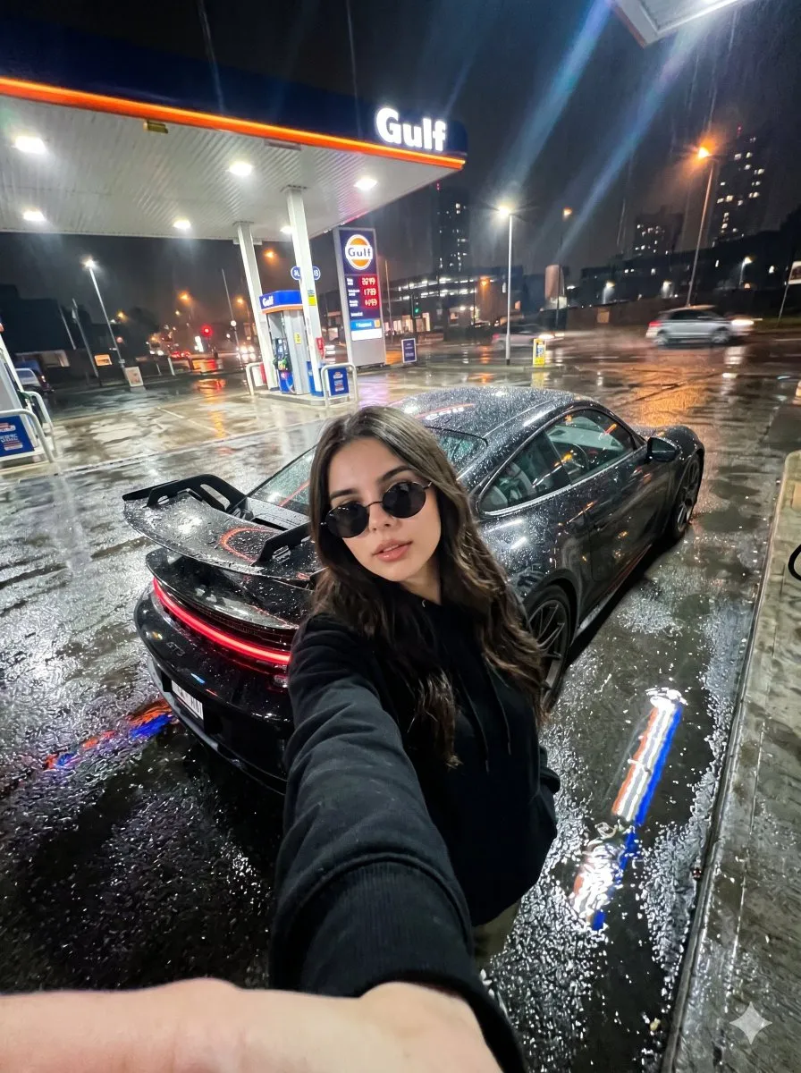Пример промпта для ночного селфи у заправки рядом с Porsche на мокром асфальте.
