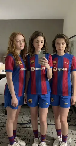 Три актрисы в форме FC Barcelona стоят рядом перед зеркалом