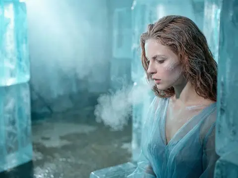 Пример промпта для портрета в ледяном ателье с дымкой.