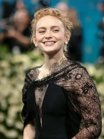 Пример промпта для портрета женщины в кружевном чёрном платье на официальном мероприятии