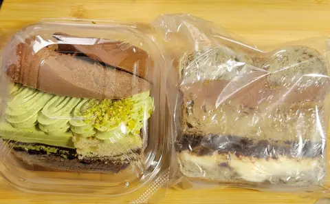 Короткая подпись о покупках и предвкушении еды, дополненная эмодзи и каомодзи.