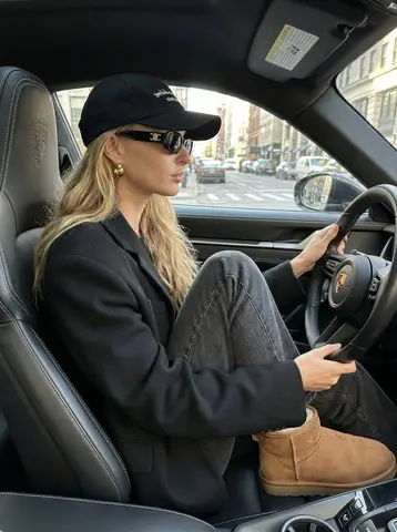 Промпт описывает женщину на водительском месте Porsche в повседневном роскошном образе.