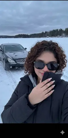 Промпт для зимнего селфи на льду рядом с припорошённым снегом Mercedes-Benz.