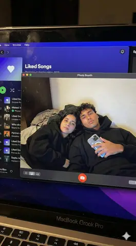 Промпт для реалистичной симуляции экрана MacBook с парным селфи в Photo Booth.