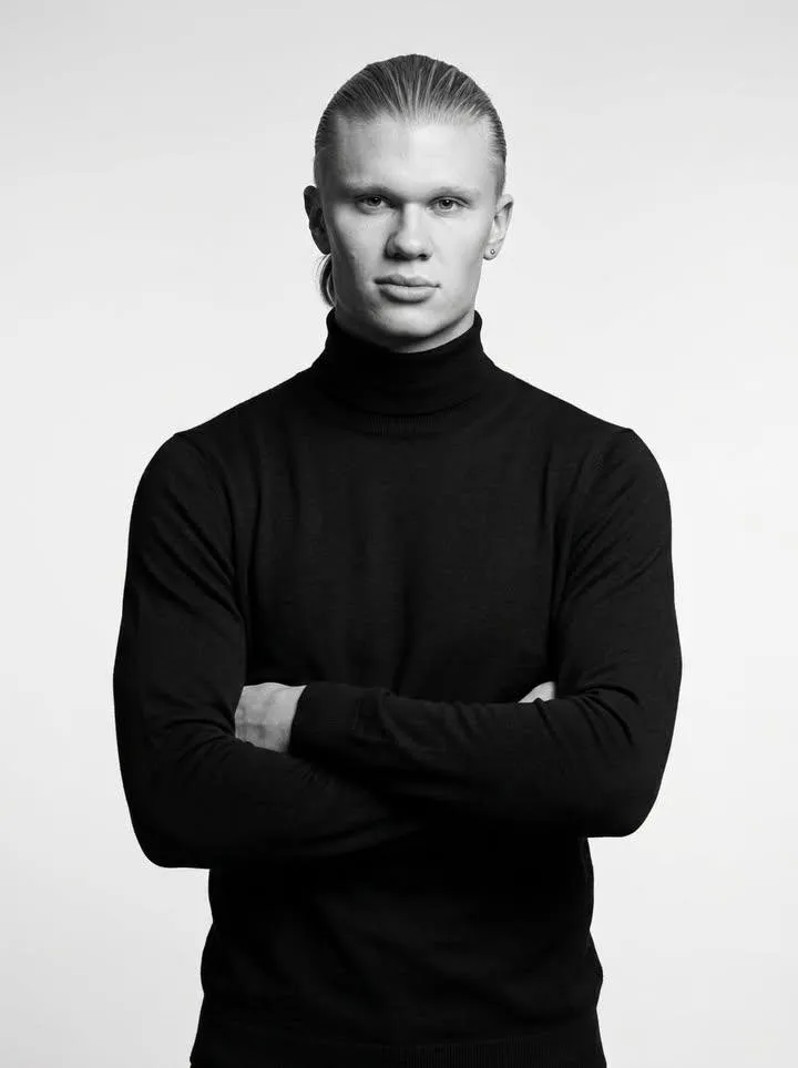 Пример промпта для чёрно-белого студийного портрета атлетичного мужчины. · пример 2
