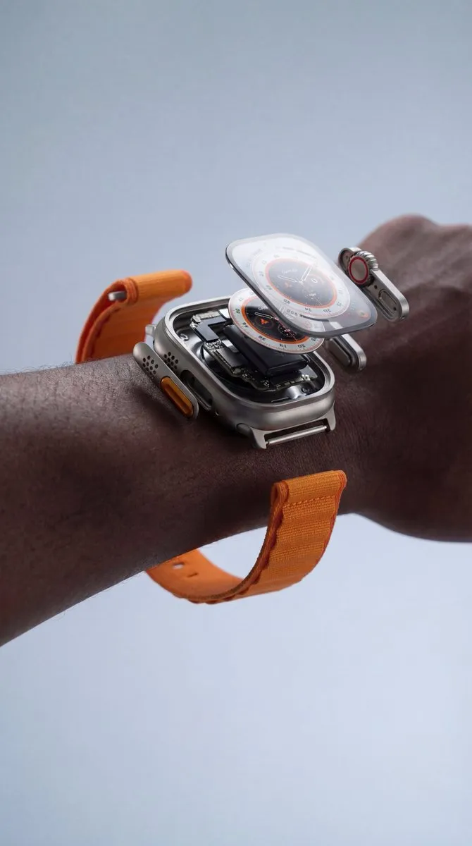 Текстовый промпт для двух студийных предметных снимков Apple Watch и iPhone 17. · пример 3