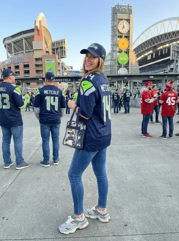 Промпт задаёт сцену матча Seahawks с розовым напитком и шумной толпой.