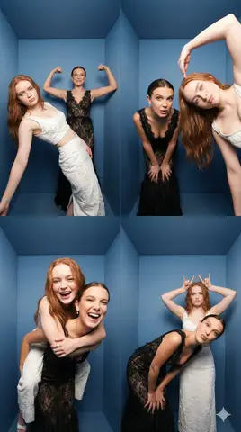 Коллаж 2x2 с двумя героями в синей фотобудке: они улыбаются, принимают игривые позы и фотографируются со вспышкой.