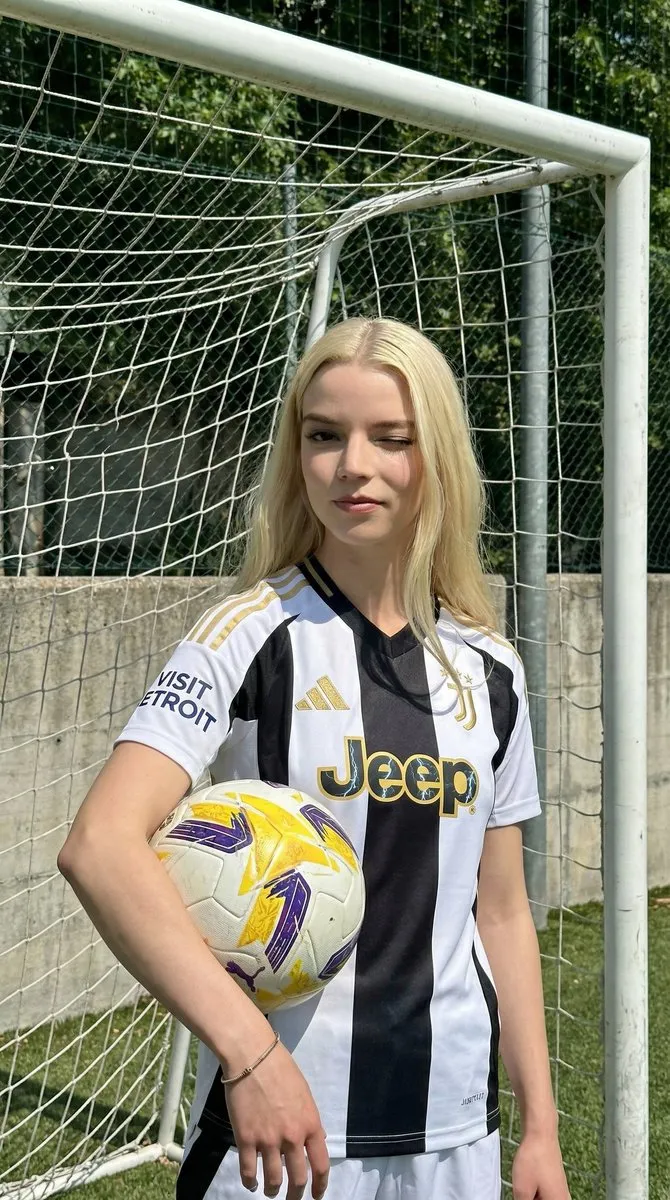 Пример промпта для портрета женщины в форме FC Juventus на футбольном поле. · пример 3
