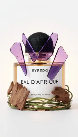 Пример промпта для предметной фотографии флакона Byredo с кристаллами.
