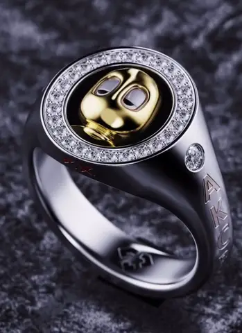 Пример промпта для портрета с отражениями в разбитом зеркале, часами Rolex и кольцом по референсу image2.