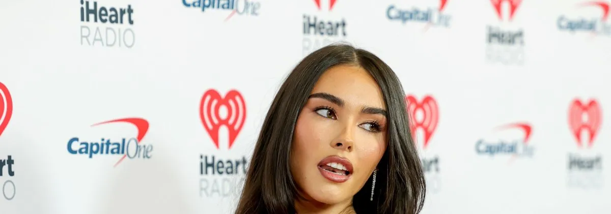 Madison Beer в светлом вечернем платье позирует на красной дорожке с логотипами на фоне. · пример 6