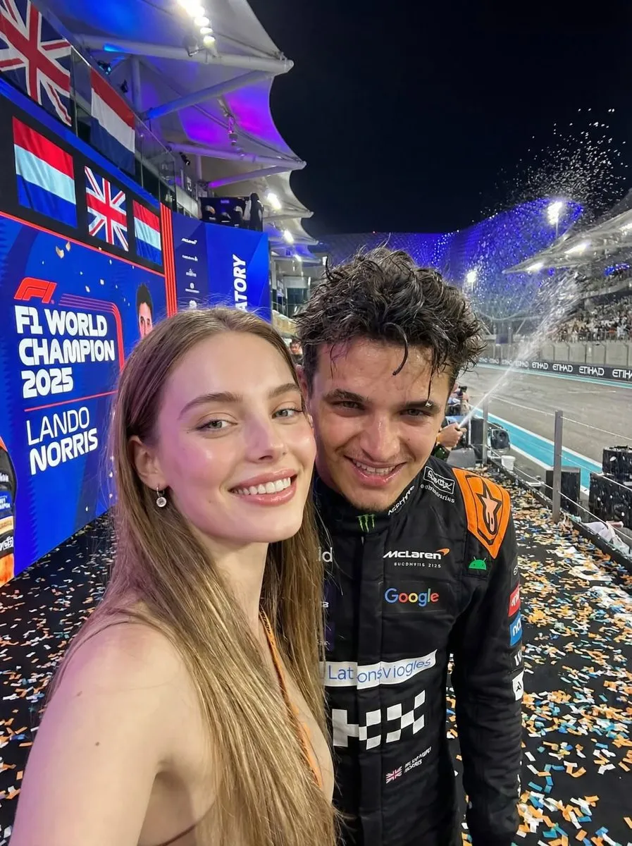 Сверхреалистичное селфи пользователя с чемпионом F1 2025 года · пример 2