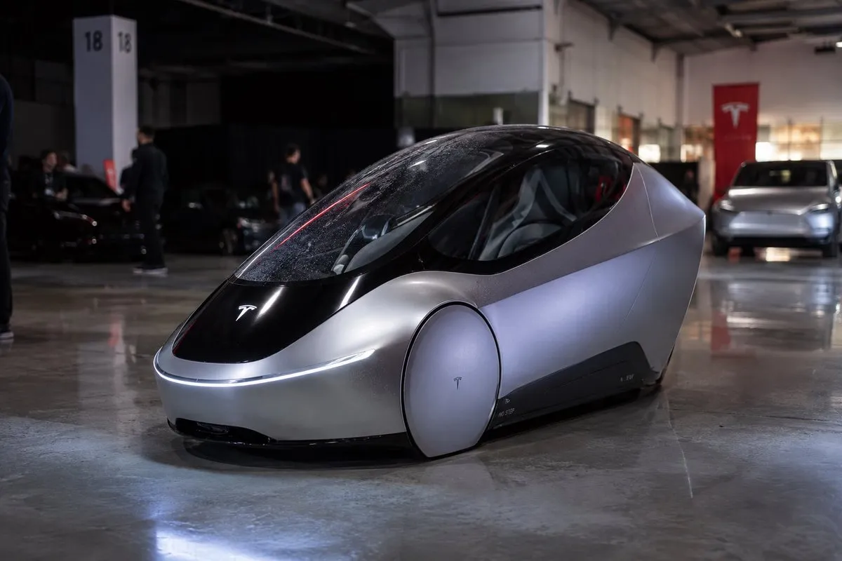 Пример промпта для фотореалистичного одноместного прототипа Tesla на инженерной площадке. · пример 1