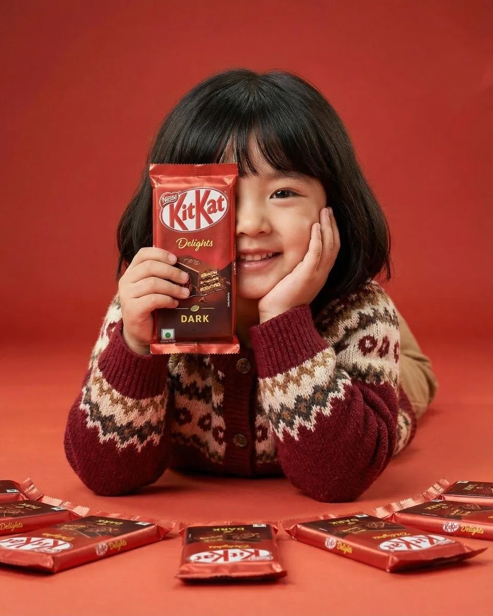 Пример промпта для рекламы KitKat Dark с девушкой на ярком красном фоне. · пример 2