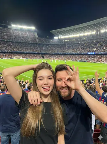 Частичный JSON-промпт для игривой фотографии женщины рядом с Lionel Messi.